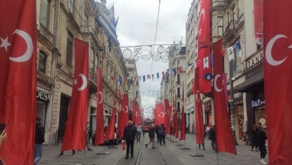 Istanbul’s Avenue Turns Red to Commemorate Victims of Attack